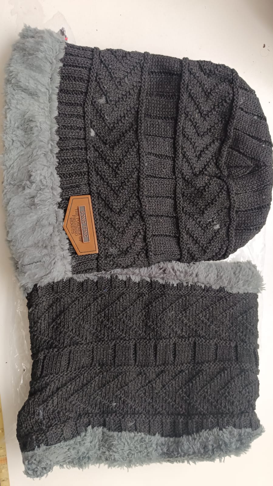 GORRO CON CUELLERA
